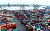 集裝箱堆積在桔萊港碼頭上，運力吃緊情況尚未緩解。（圖源：山絨）