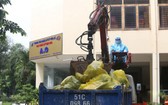 環衛工人在1號野戰醫院收集涉疫垃圾。（圖源：黎潘）