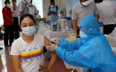 一名女性在一個接種點接受新冠疫苗注射。（圖源：衛生部）