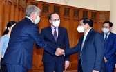 政府總理范明政（前右一）接見俄羅斯聯邦駐越南特命全權大使根納季‧貝茲德科夫（中）及 NOVATEK 集團董事長米赫爾松。（圖源：VGP）
