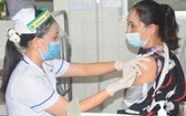 同塔省醫務人員在為民眾接種疫苗。（圖源：VOV）