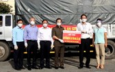 安江省委書記黎洪光代表安江省同胞向本市同胞轉交捐贈的100噸大米和110噸果蔬。（圖源：安江新聞網）