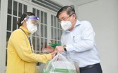 市人委會主席阮成鋒向民眾贈送禮物。