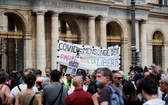 法國23.7萬人參加遊行活動，反對健康通行證，其中巴黎有1萬7000人參與。（圖源：互聯網）