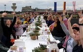 柏林舉辦 3000 人戶外野餐會