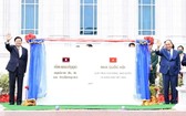 國家主席阮春福(右)與老撾人民革命黨中央總書記、國家主席通倫‧西蘇里出席老撾國會大廈項目揭牌儀式。（圖源：越通社）