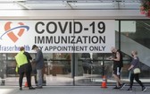 6月18日，人們在加拿大新威斯敏斯特一家新冠疫苗接種中心外排隊等候。（圖源：新華社）