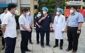 市人委會主席阮成鋒檢查野戰醫院活動情況。