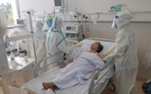 一名重症新冠肺炎患者在重症加護病房接受治療。（圖源：H.T）