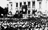 1945年8月19日，河內首都金星紅旗遮天蔽日，數十萬人民前往河內大劇院廣場，參加前所未有的集會。（圖自越通社）