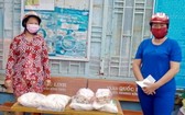 受疫情影響的華人同胞領取救濟品。