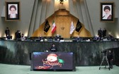 伊朗議會21日召開會議討論內閣提名人選。伊朗總統萊希出席議會審議內閣部長提名人選的會議，並發表講話。（圖源：伊通社）