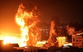 當地時間21日晚，以色列國防軍對加沙發動空襲。（圖源：互聯網）