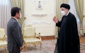 日本外相茂木敏充（左）與伊朗總統萊希在首都德黑蘭會晤。 （圖源：日本外務省）