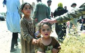 喀布爾國際機場附近，阿富汗兒童正在接受土耳其士兵分發的水和食物。（圖源：互聯網）