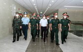 政府副總理黎文成(白衣)與工作團前往視察175軍醫醫院的新冠肺炎疫情防控工作。(圖源:院方提供)
