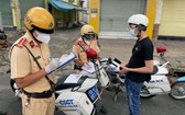 一名違反防疫規定的男性被交警截停進行筆錄並開具罰單。(圖源:VTC News)
