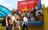 國際遊客戴著口罩走在奠邊府街上。（示意圖源：越通社）