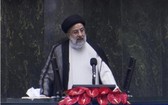 8月5日，易卜拉欣·萊希在伊朗首都德黑蘭議會宣誓就職。（圖源：新華社）