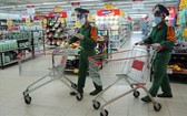 本市自23日起收緊社交隔離措施，軍人為民眾上超市代購必需品。（圖源：英秀）