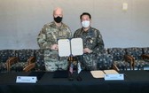 韓國空軍參謀總長朴仁虎和美軍太空作戰司令約翰‧雷蒙德簽署關於建立韓國空軍和美國太空軍例行太空政策協商機制的協議書。（圖源：韓聯社）