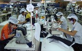 女工在成衣車間縫製服裝。（圖源：互聯網）