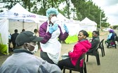 在南非約翰內斯堡，醫護人員給民眾講解檢測程序。（圖源：互聯網）