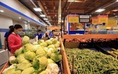 社交隔離期間，河內市民在 Co.opMart 超市選購農產品。 （圖源：越通社）