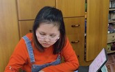 優秀華人學生陳沛欣在線學習。