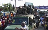 幾內亞發生政變後，有反對派支持者上街慶祝歡迎軍隊。（圖源: 路透社）