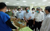 9月8日，市委書記阮文年與工作團前往視察新冠肺炎危重症加護醫院的救治流程。（圖源：進龍）
