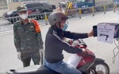 一名市民外出過站時經自動攝像系統掃描健康申報二維碼。(圖源:視頻截圖)