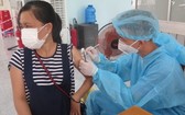 一名芹耶縣居民正接受新冠疫苗注射。（圖源：芹耶縣人委會）