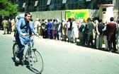人們在阿富汗喀布爾一家銀行外排隊。（圖源：互聯網）
