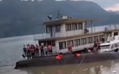 救護隊在客船側翻現場搜尋生還者。（圖源：澎湃新聞）