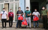 Iqbal Nasir （左三）與其他租客獲得守德市越南祖國陣線 委員會派發援助品。