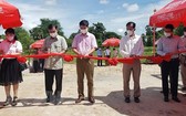 越南駐西哈努克省總領事與貢布市領導出席友誼橋路項目落成剪綵儀式。（圖源：越通社）