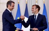 當地時間9月28日，在巴黎愛麗舍宮簽署新的國防協議後，希臘總理基里亞科斯·米佐塔基斯（左）和法國總統埃馬紐埃爾·馬克龍握手。（圖源：Getty Images）