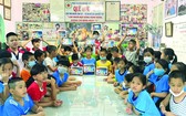 故鄉人道中心的孤兒們獲得捐贈平板電腦後 的喜悅。