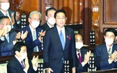日本國會眾議院舉行的首相指名選舉中，自民黨新總裁岸田文雄（中）起身致謝。（圖源：）