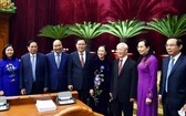 黨中央總書記阮富仲與出席會議代表合影。（圖源: VGP）