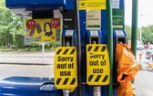當地時間9月25日，英國一處加油站打出“油品售罄”的標識。（圖源：Telegram）