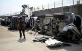 9月20日，在阿富汗喀布爾機場，一名塔利班人員走過損毀的汽車。（圖源：新華社）
