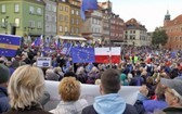 當地時間10日，波蘭100多個城鎮和國外的幾個城市舉行了反“脫歐”示威活動，僅首都華沙就有大約10萬人上街。（圖源：互聯網）