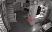 家用監控攝像機錄下了竊賊入室（箭號示）的畫面。（圖源：監控視頻截圖）