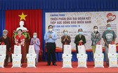 受新冠疫情影響的安江貧民獲贈送民生袋。(圖源:阮仁)