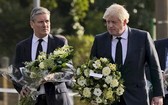 英國首相約翰遜(右）和工黨黨魁施凱爾16日前往保守黨國會議員阿梅斯遇刺身亡時的教堂，向這位同黨議員致哀。（圖源：AP）