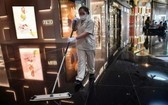 泰國曼谷一購物中心員工進行清潔消毒。（圖源：互聯網）