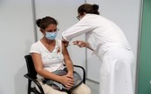 7月16日，一名女士在葡萄牙首都里斯本附近城市卡斯凱斯的疫苗接種中心接種新冠疫苗。（圖源：新華社）