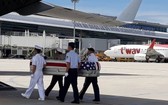 圖為2018年，在峴港機場舉行的美軍骸骨移交儀式。（圖源：外交部）